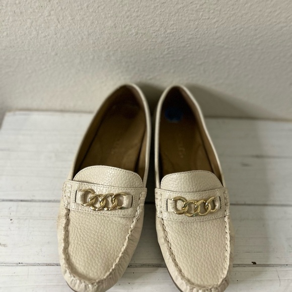 AEROSOLES Cream Loafers with Gold Chain - Picture 1 of 5